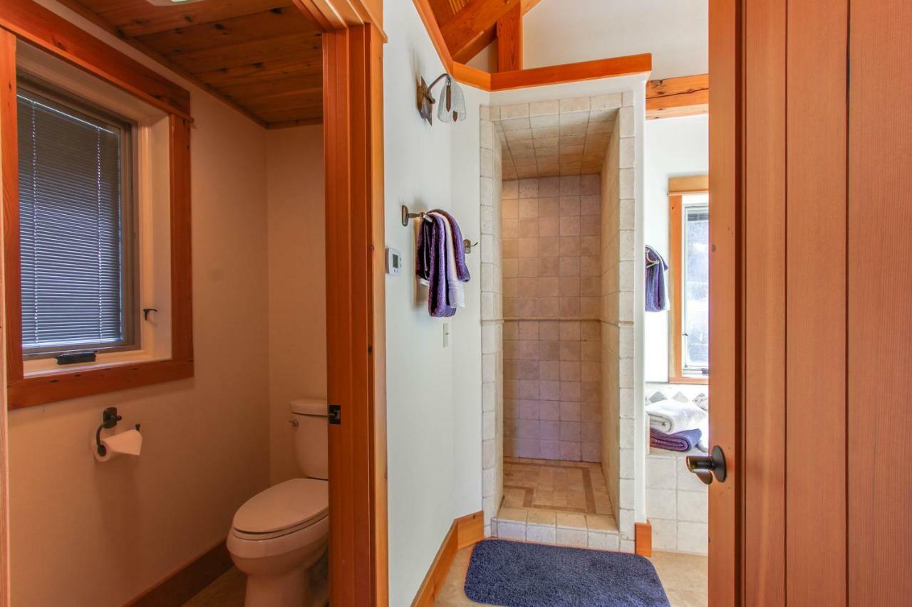 Bottle Bay Lakefront Lodge サンドポイント エクステリア 写真