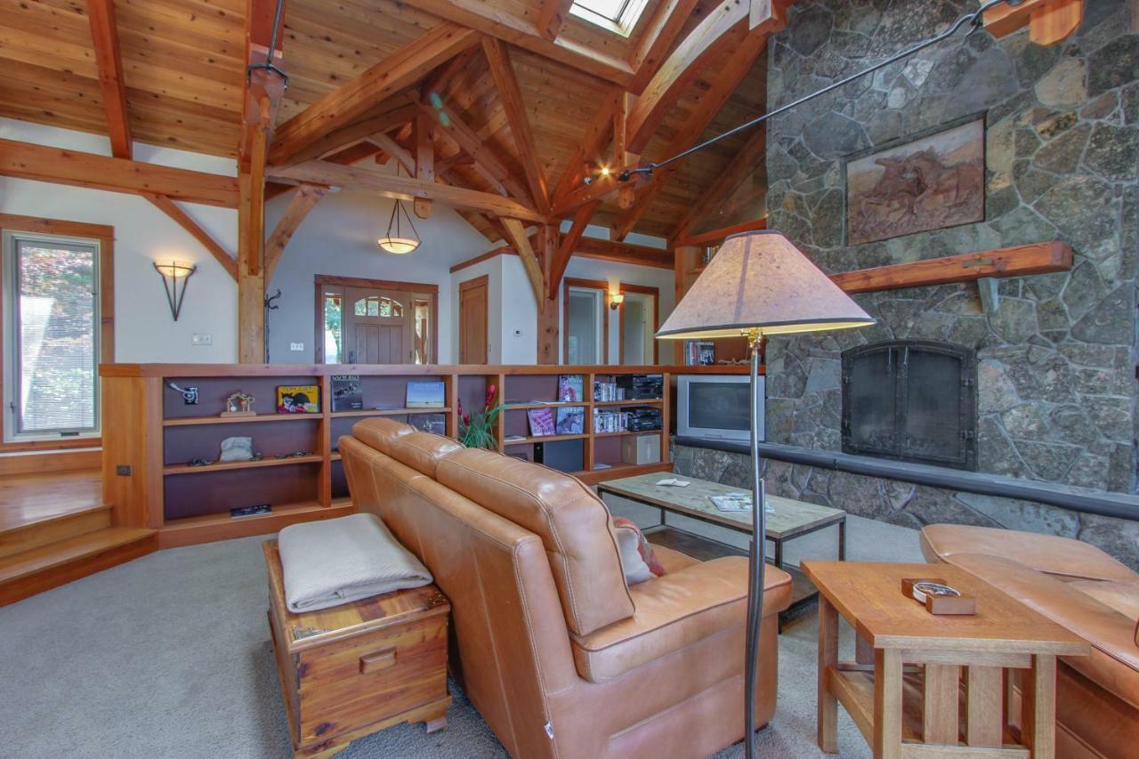 Bottle Bay Lakefront Lodge サンドポイント エクステリア 写真
