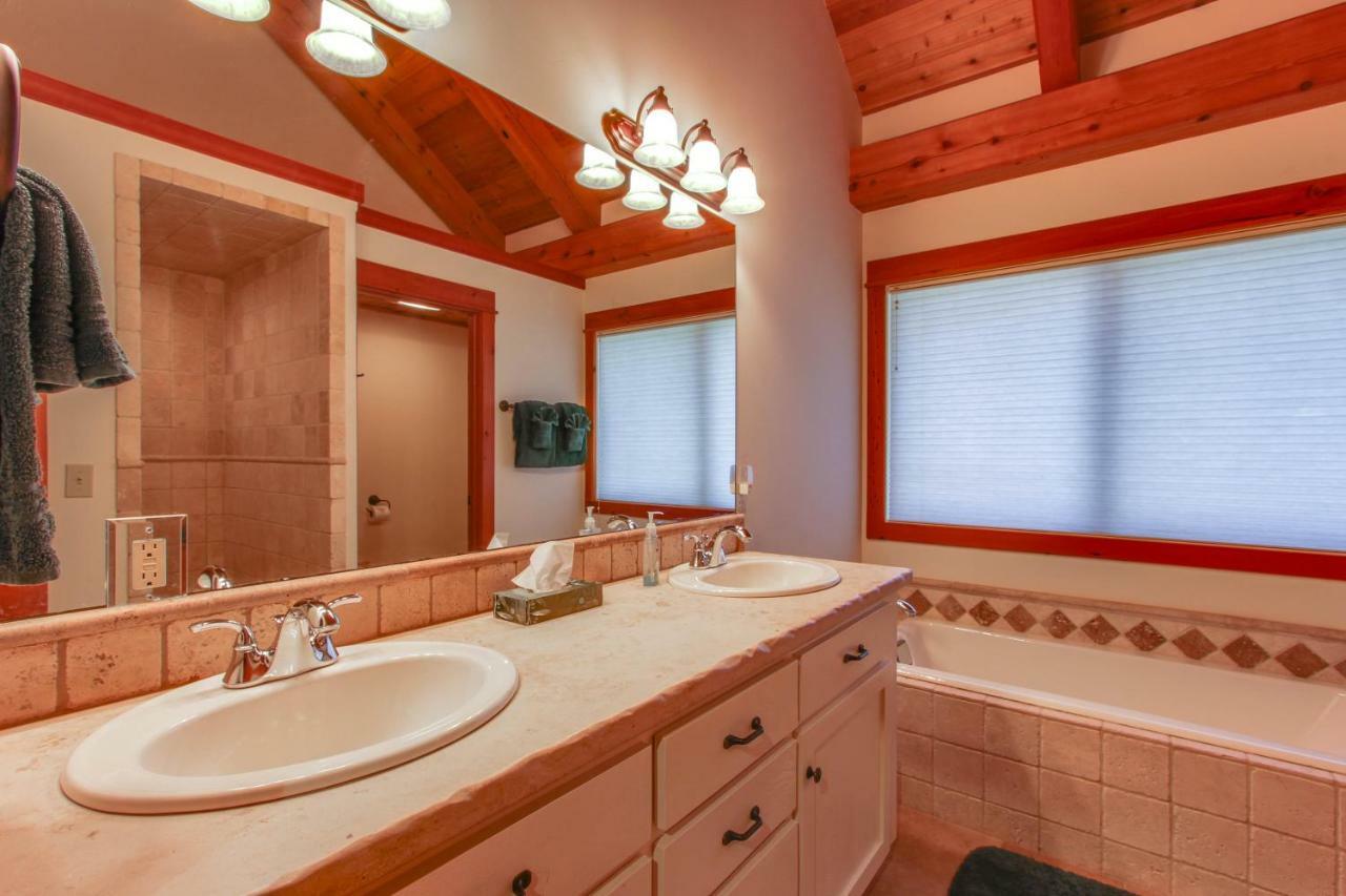 Bottle Bay Lakefront Lodge サンドポイント エクステリア 写真