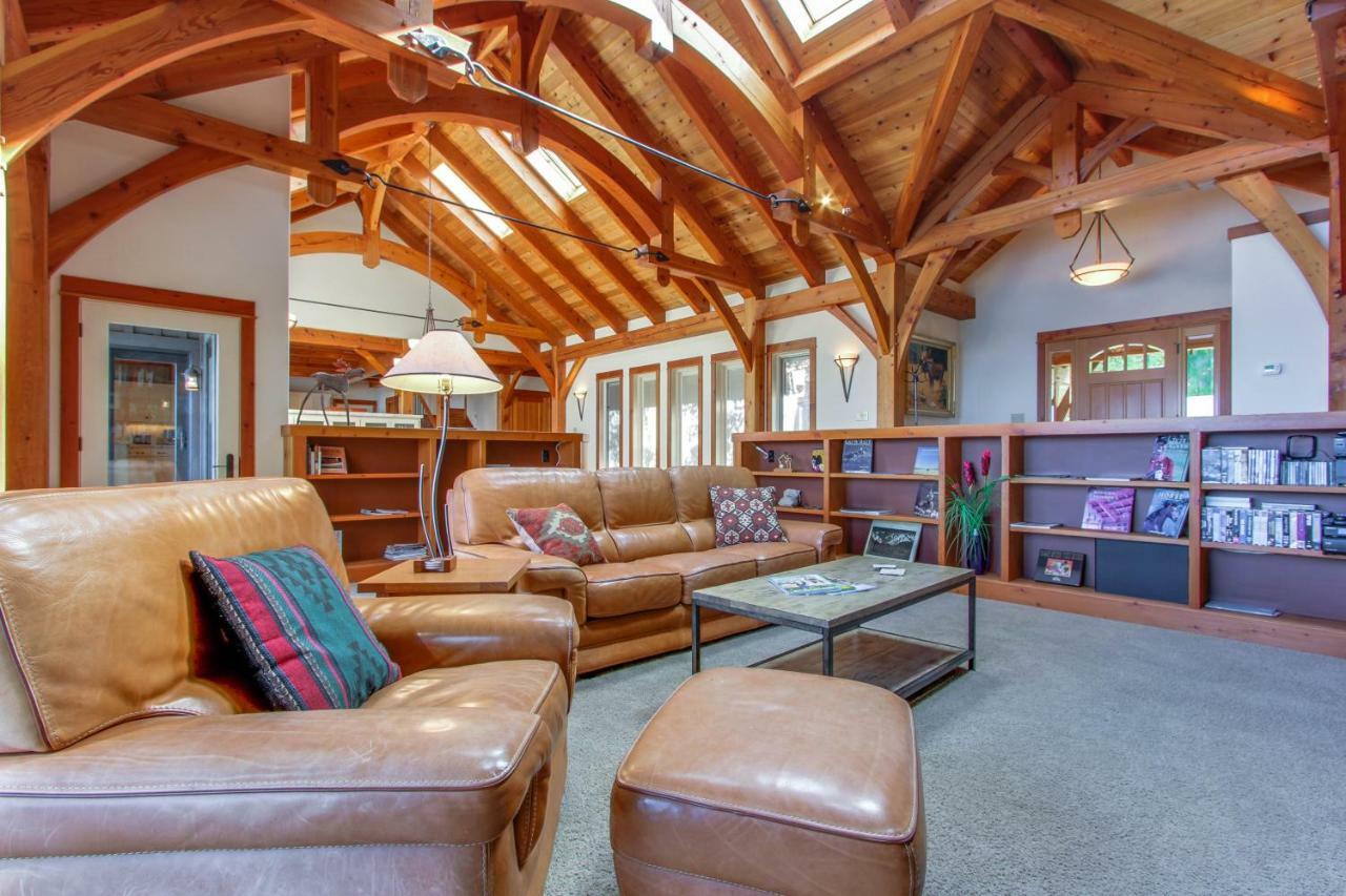 Bottle Bay Lakefront Lodge サンドポイント エクステリア 写真