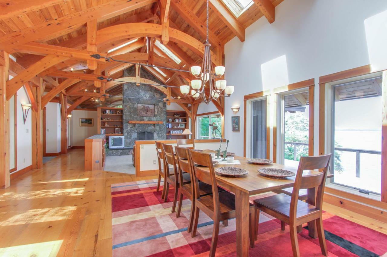 Bottle Bay Lakefront Lodge サンドポイント エクステリア 写真