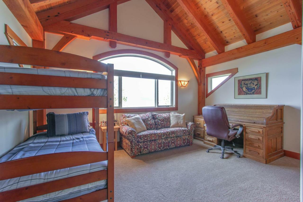 Bottle Bay Lakefront Lodge サンドポイント エクステリア 写真