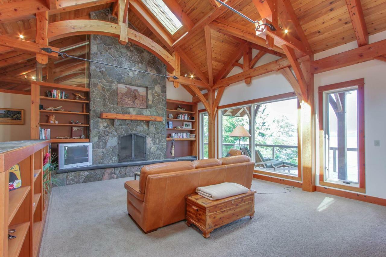Bottle Bay Lakefront Lodge サンドポイント エクステリア 写真