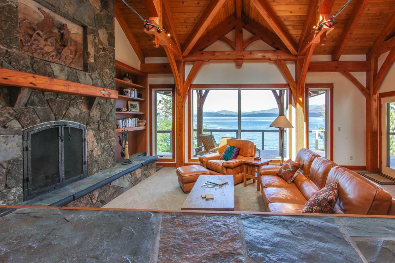 Bottle Bay Lakefront Lodge サンドポイント エクステリア 写真