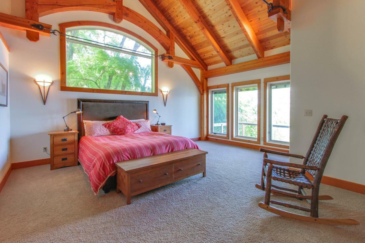 Bottle Bay Lakefront Lodge サンドポイント エクステリア 写真