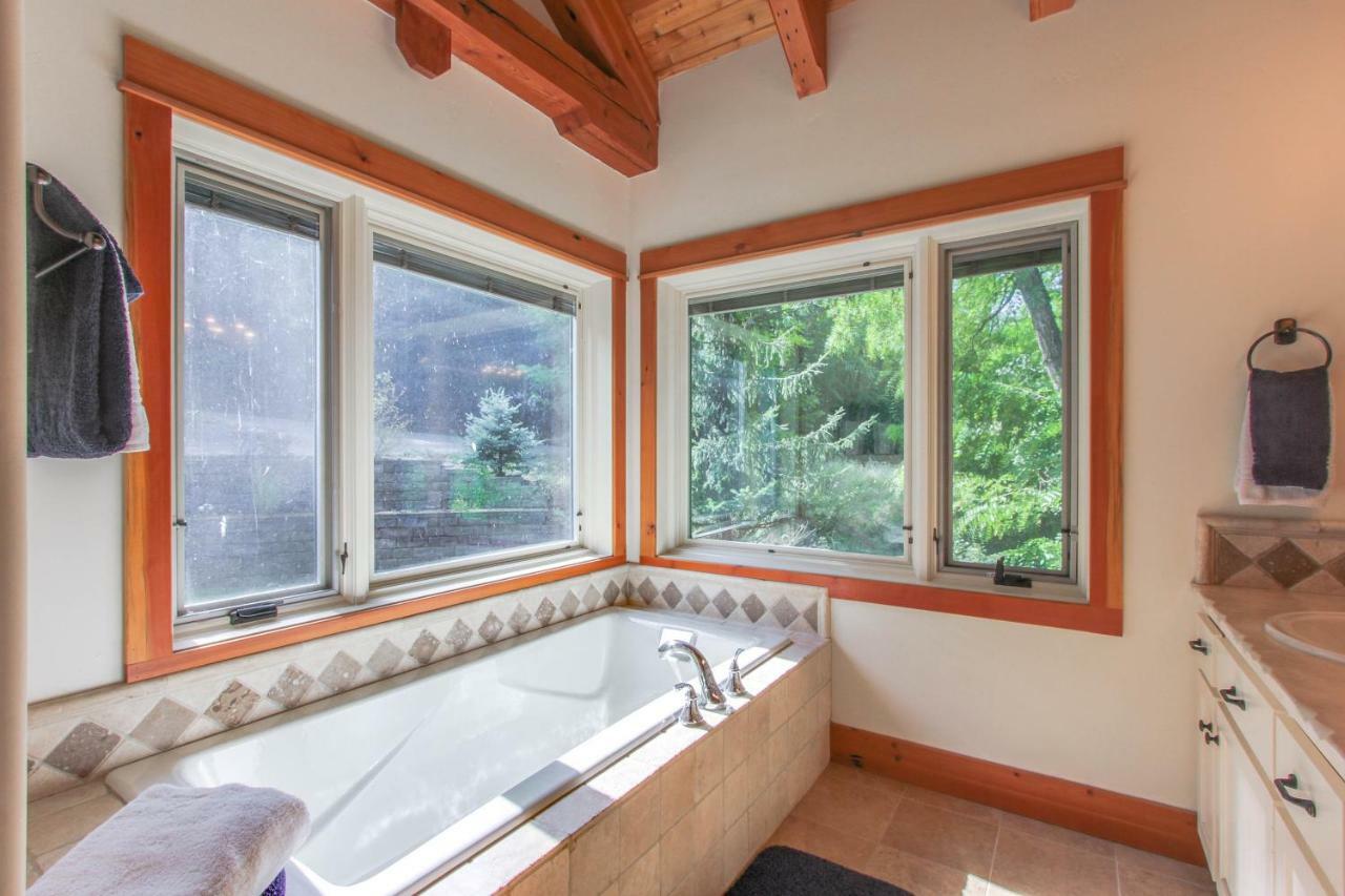 Bottle Bay Lakefront Lodge サンドポイント エクステリア 写真